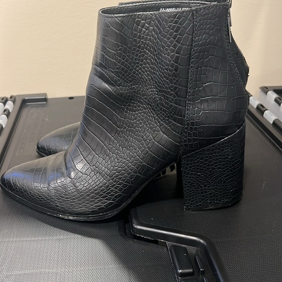 Steve Madden Julianne Black Croc Booties Size 9 - Picture 2 of 10